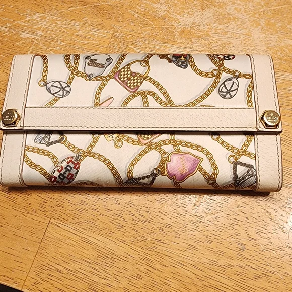 Gucci Cream Chain & Charm Foldover Wallet - Picture 1 of 16